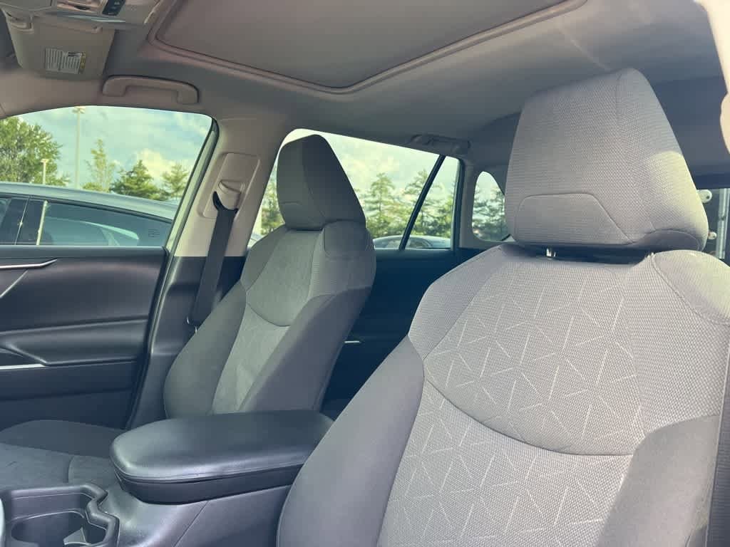 Thumbnail: 2019 Toyota RAV4 - 15