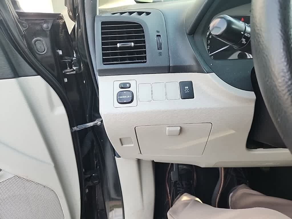 Thumbnail: 2013 Toyota Venza - 13