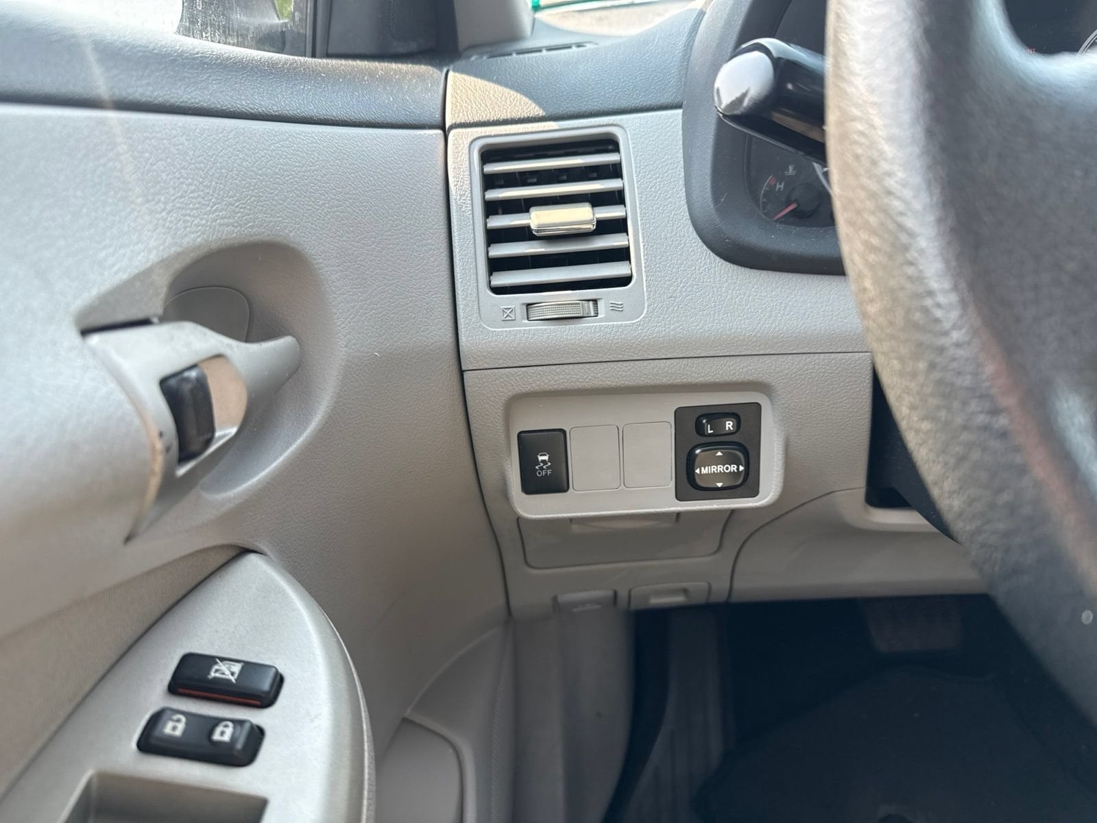 Thumbnail: 2011 Toyota Corolla - 30