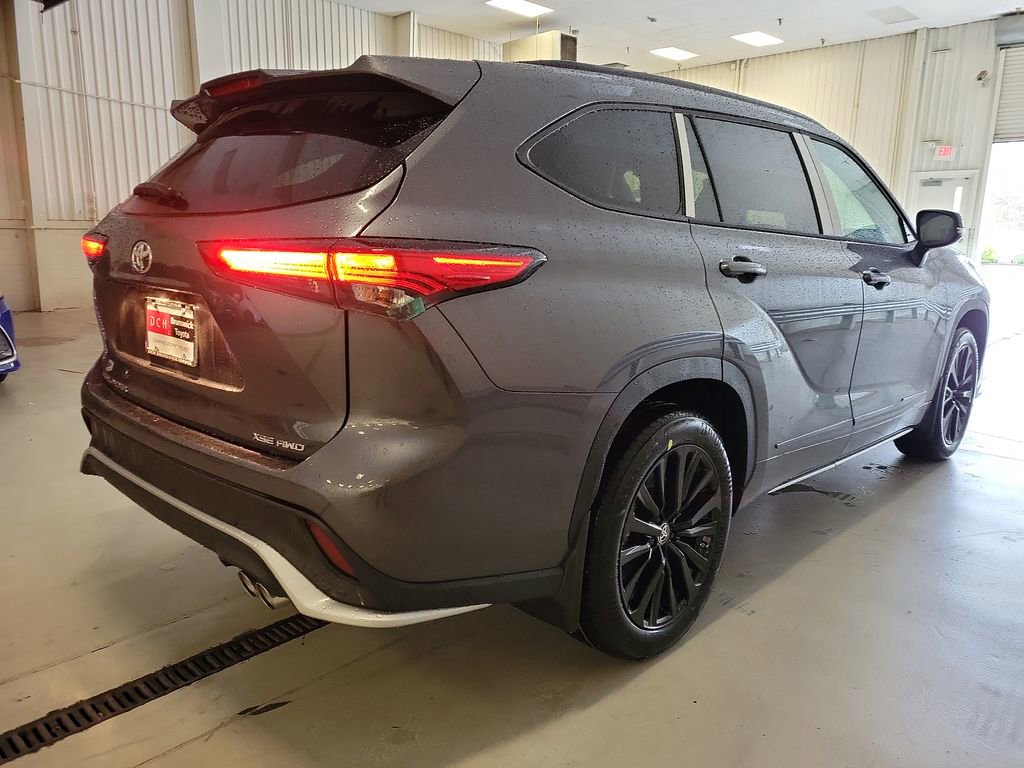 Thumbnail: 2023 Toyota Highlander - 3