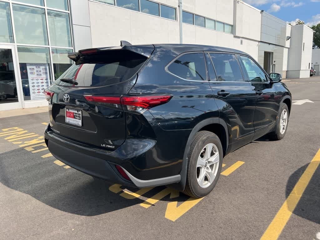 2022 Toyota Highlander LE photo 3
