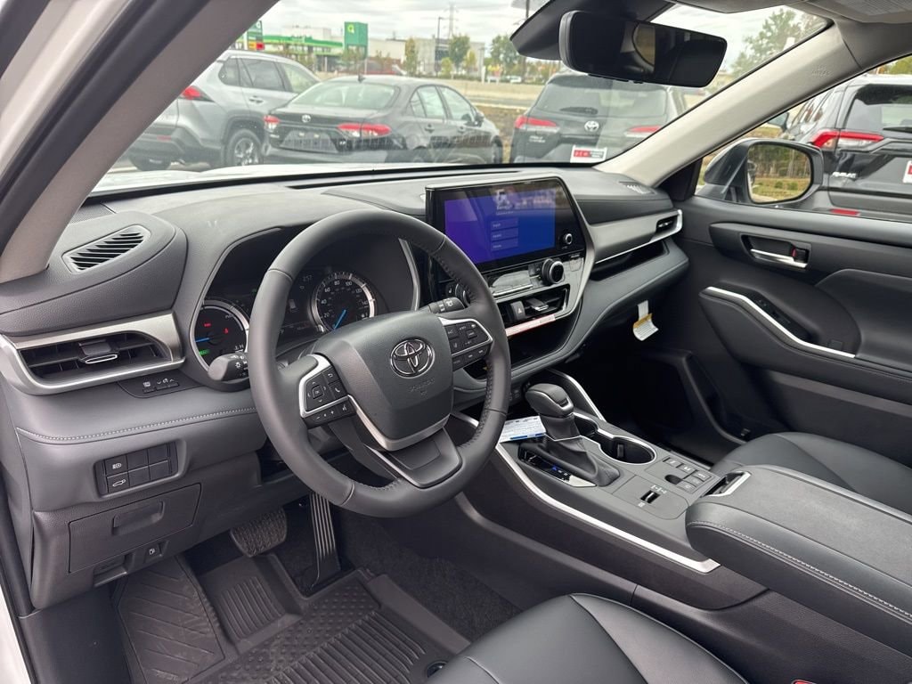Thumbnail: 2025 Toyota Highlander - 13