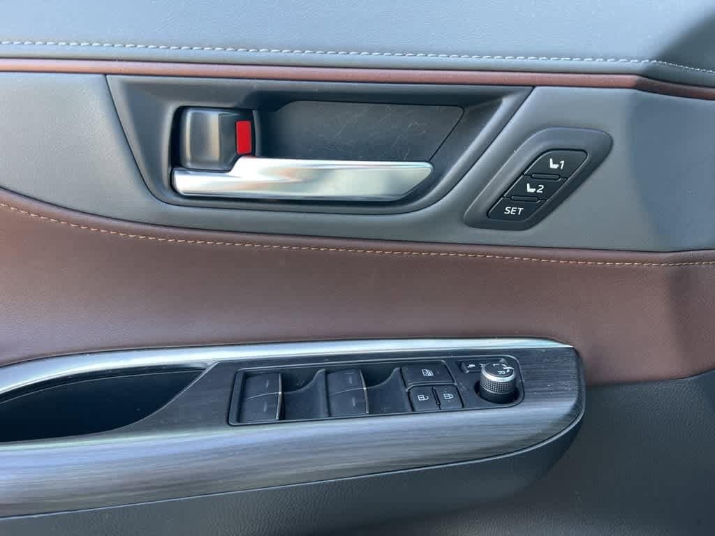 Thumbnail: 2021 Toyota Venza - 23