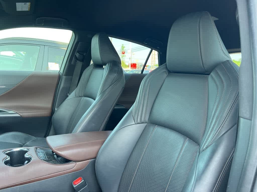 Thumbnail: 2021 Toyota Venza - 15