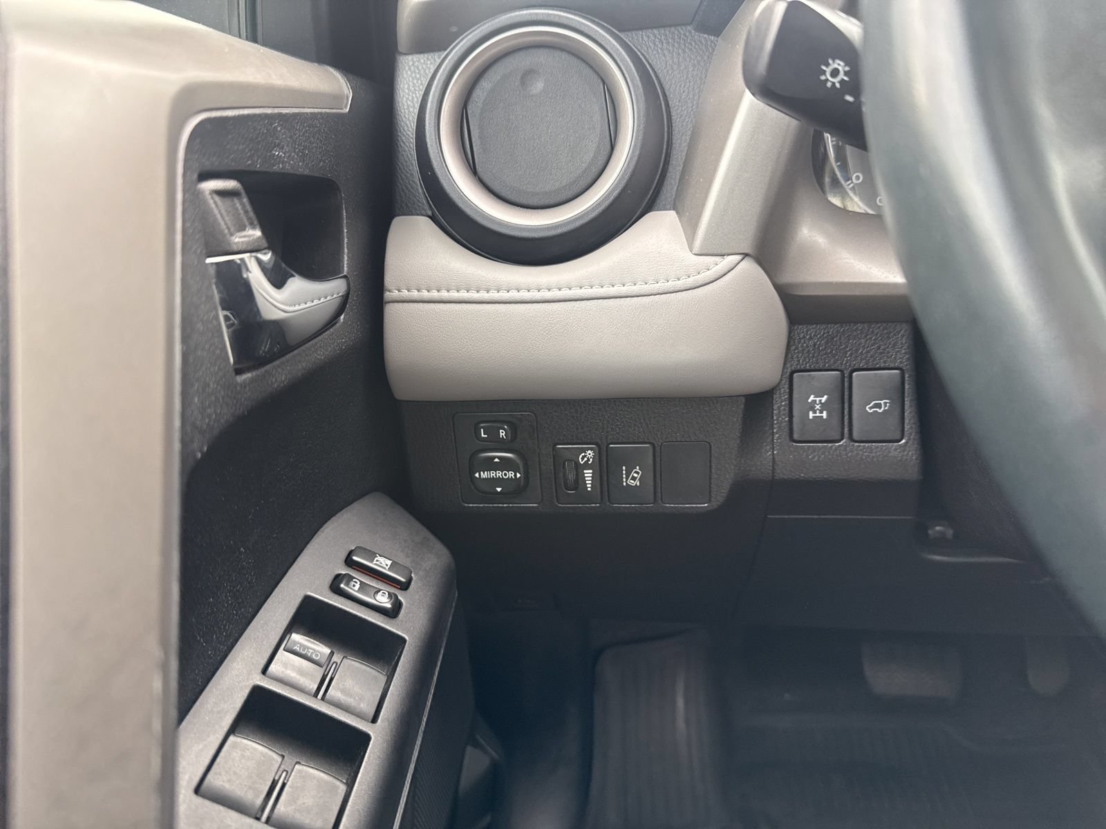 Thumbnail: 2016 Toyota RAV4 - 31
