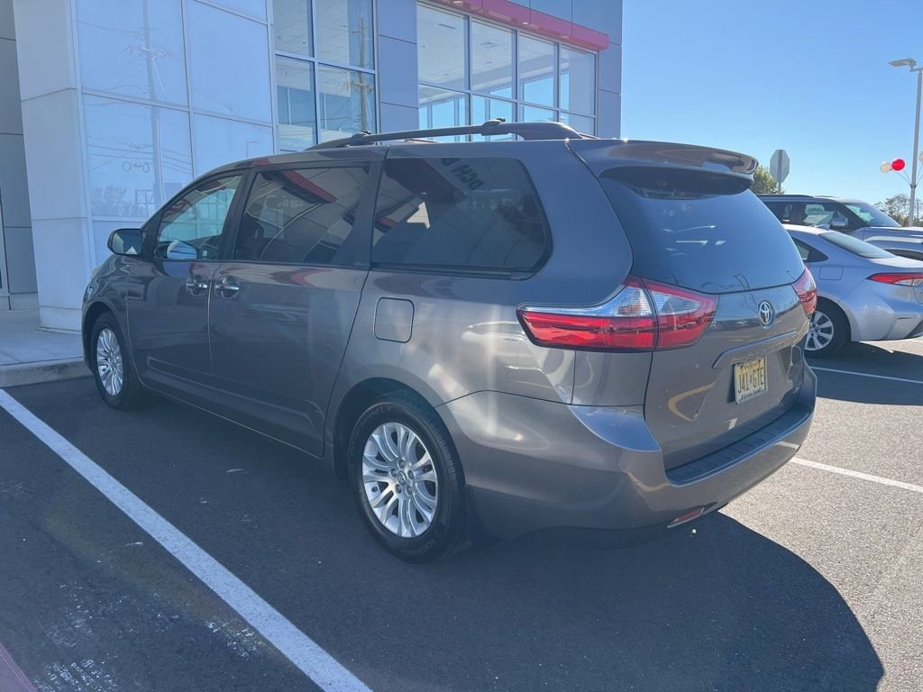 Thumbnail: 2016 Toyota Sienna - 5