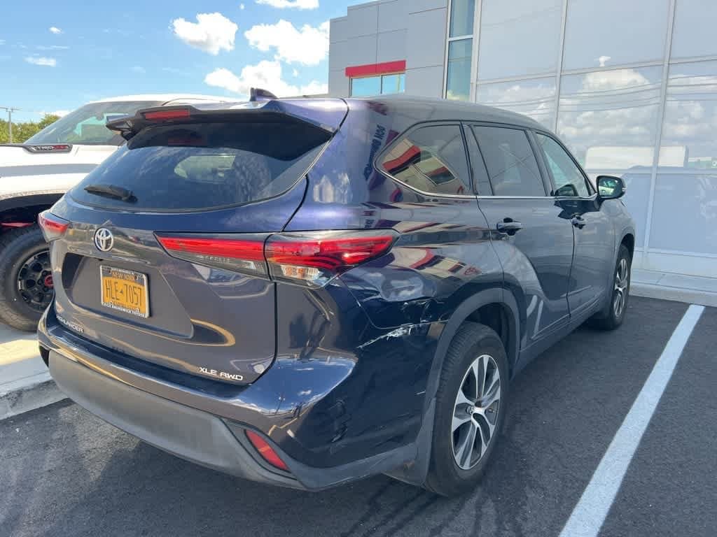 Thumbnail: 2022 Toyota Highlander - 3