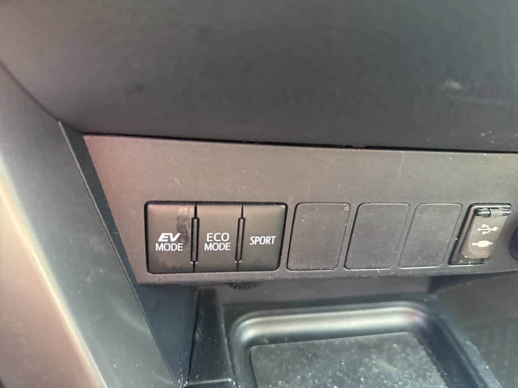 Thumbnail: 2018 Toyota RAV4 - 15
