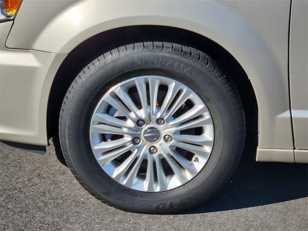 Thumbnail: 2015 Chrysler Town & Country - 14