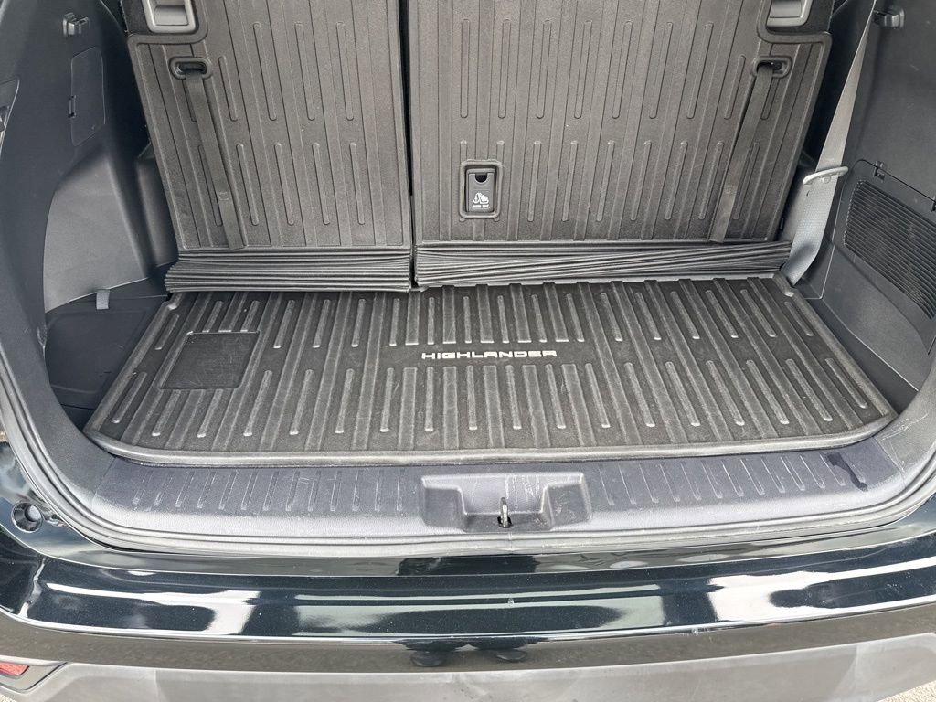 Thumbnail: 2022 Toyota Highlander - 16