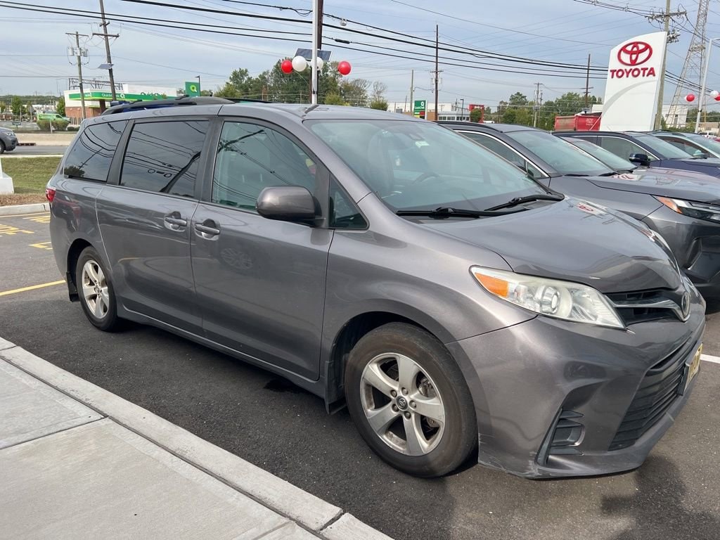 Thumbnail: 2018 Toyota Sienna - 2