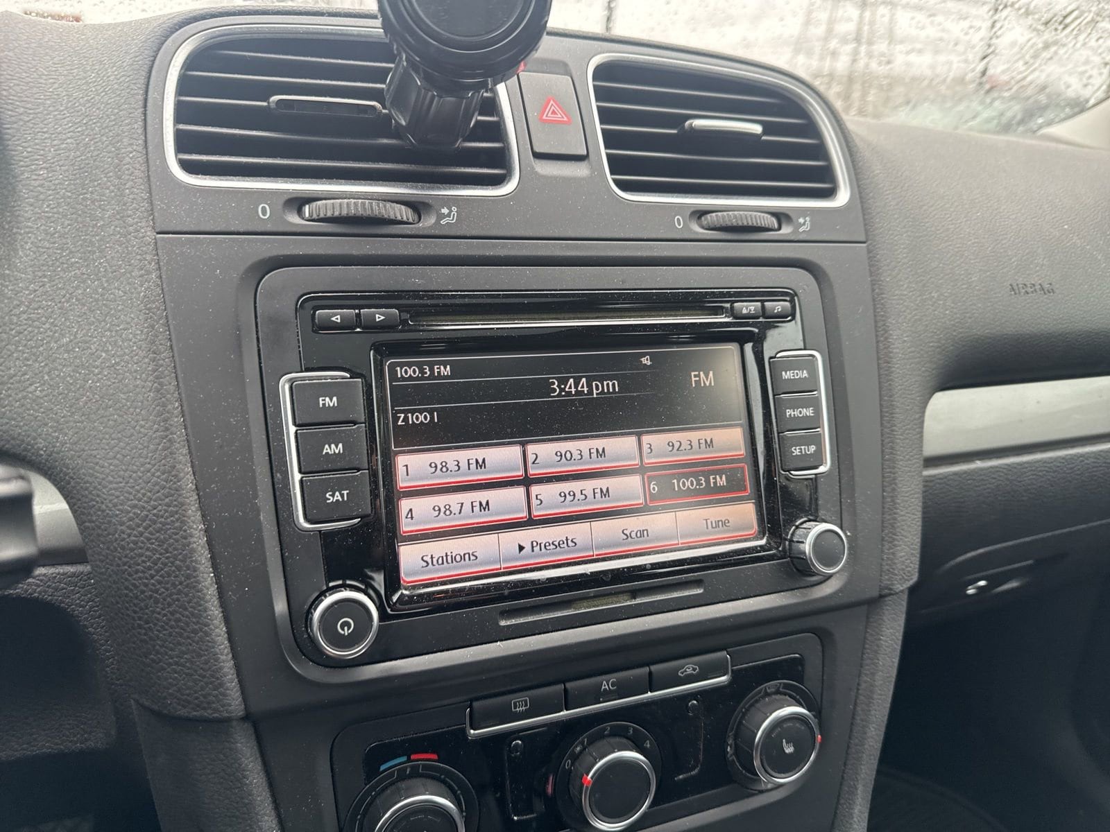 Thumbnail: 2012 Volkswagen Golf - 24