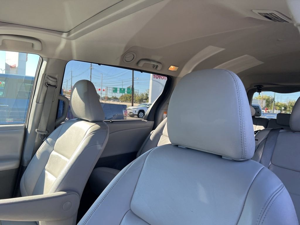 Thumbnail: 2016 Toyota Sienna - 15