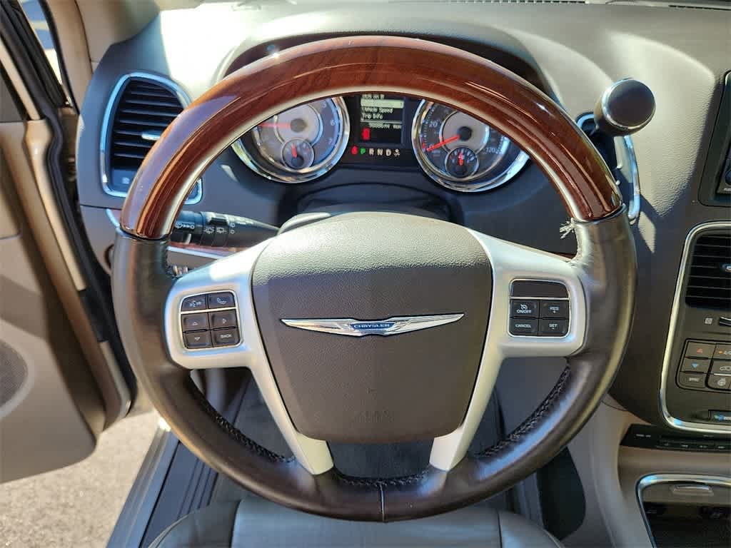 Thumbnail: 2015 Chrysler Town & Country - 25
