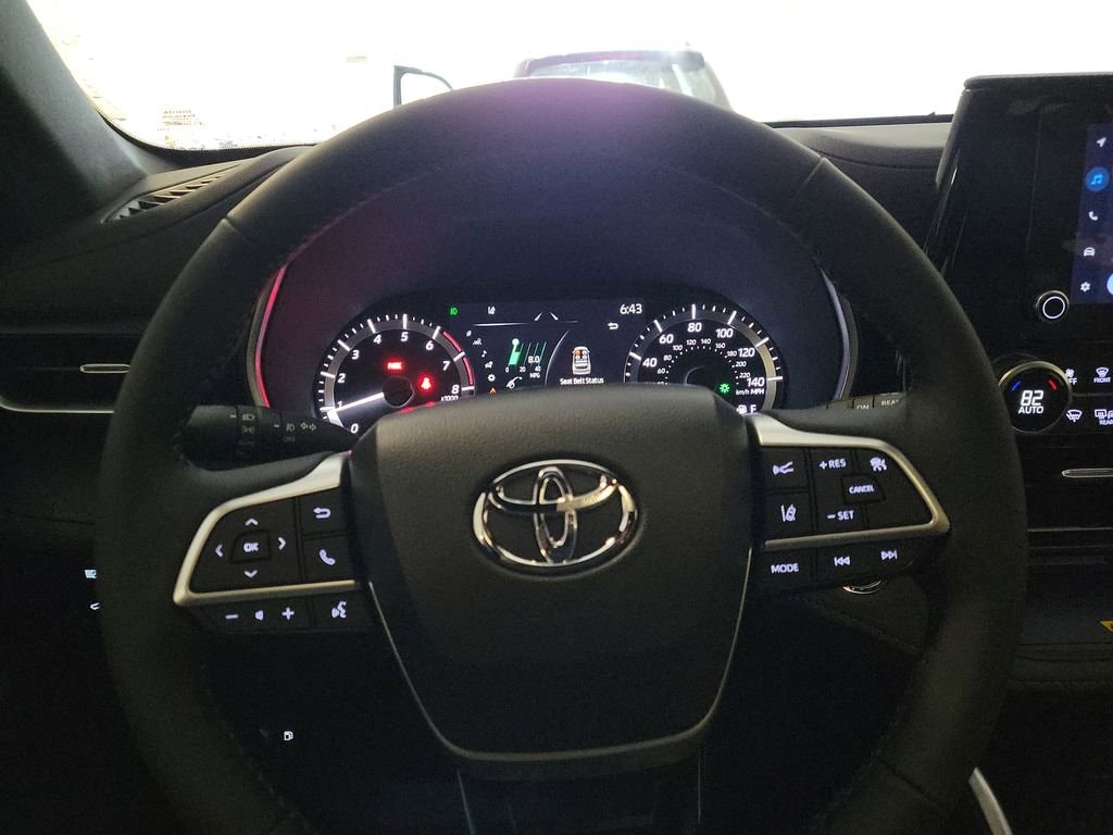 Thumbnail: 2023 Toyota Highlander - 21