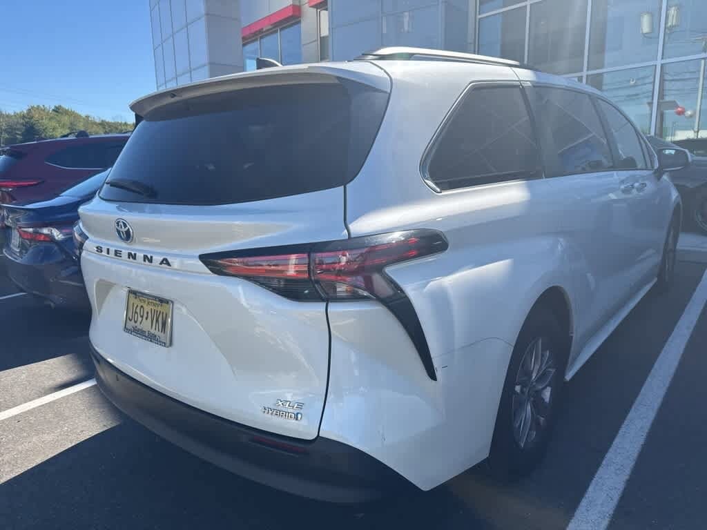 2021 Toyota Sienna XLE photo 3