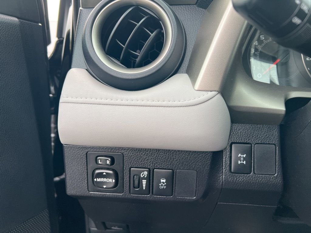 Thumbnail: 2014 Toyota RAV4 - 22