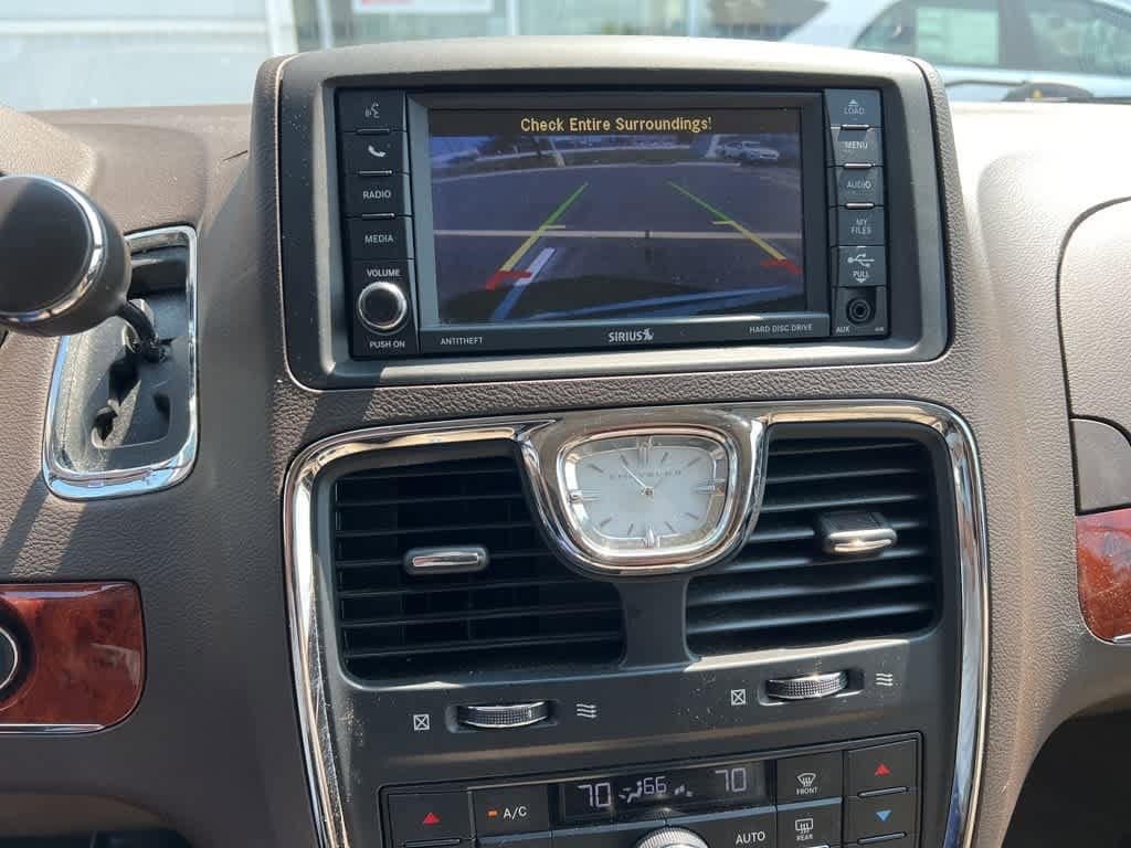 Thumbnail: 2015 Chrysler Town & Country - 6