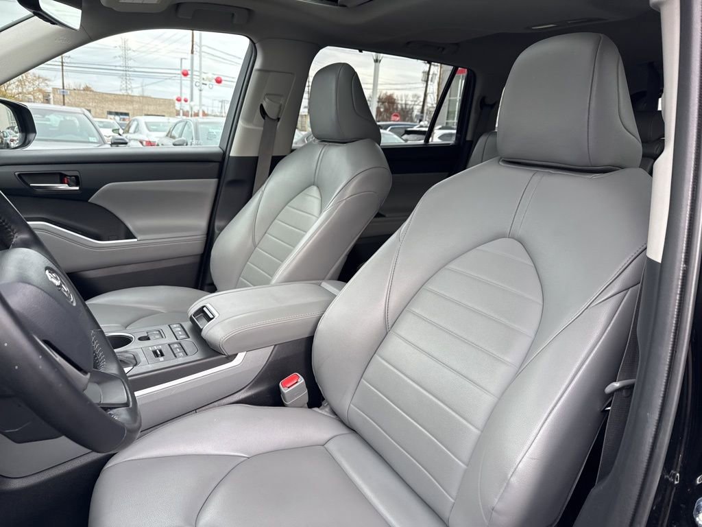 Thumbnail: 2022 Toyota Highlander - 19