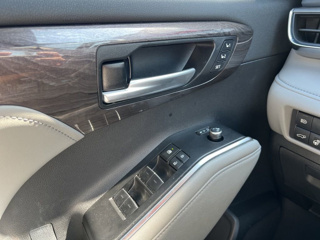 Thumbnail: 2023 Toyota Highlander - 21