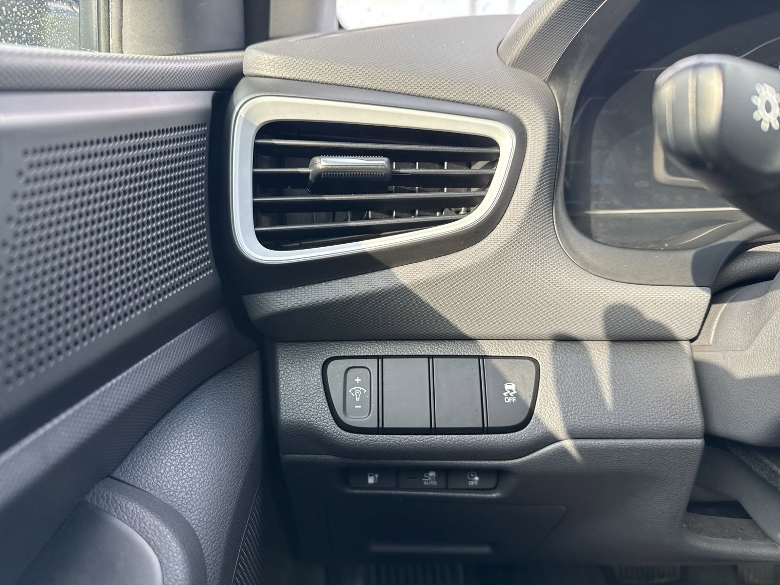 Thumbnail: 2019 Hyundai Ioniq - 31