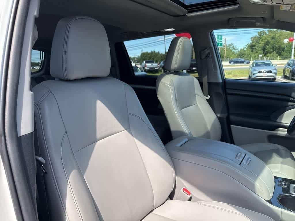 Thumbnail: 2019 Toyota Highlander - 20