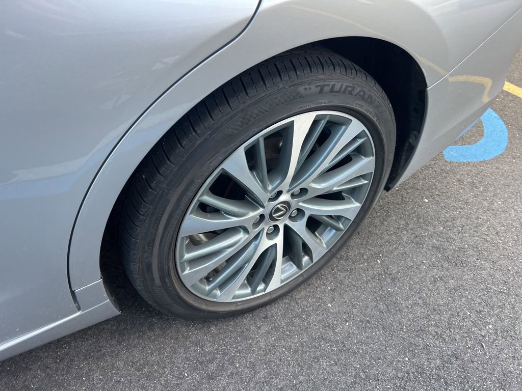 Thumbnail: 2020 Lexus ES - 19