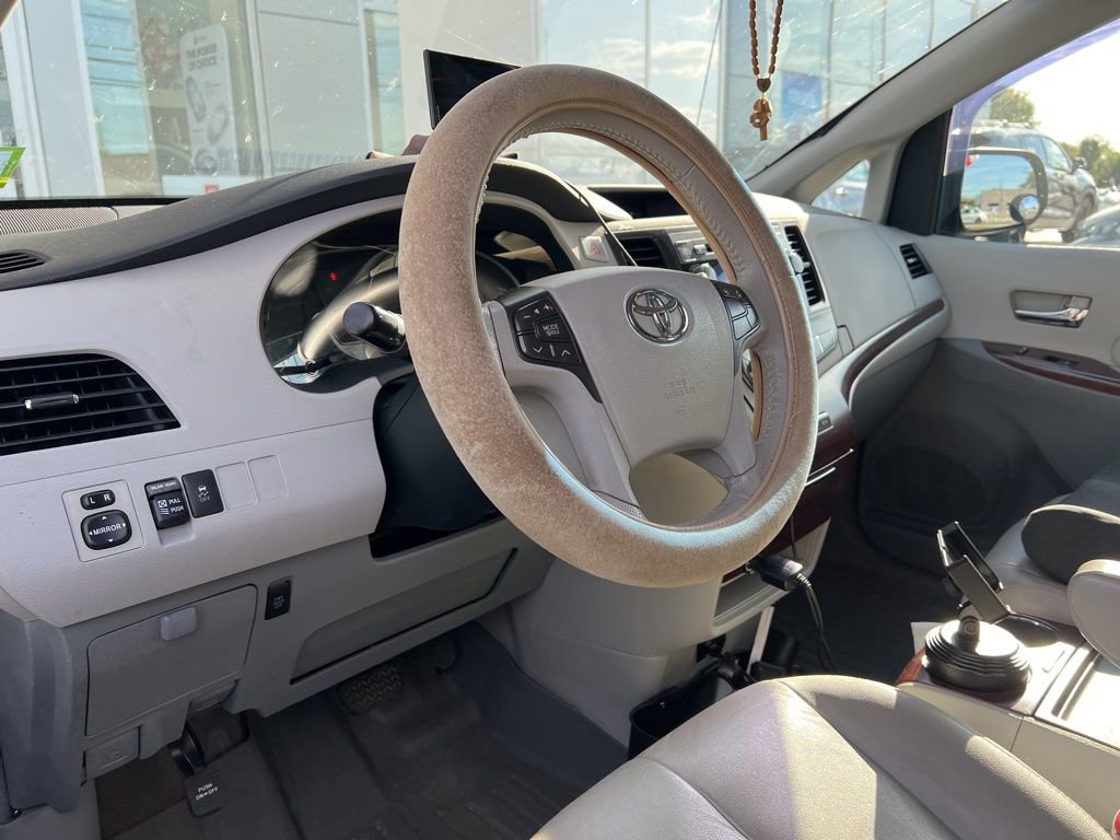Thumbnail: 2012 Toyota Sienna - 5