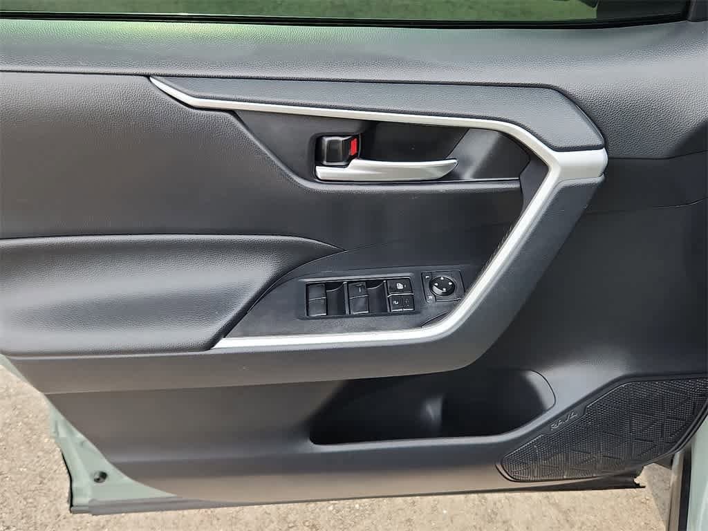 Thumbnail: 2019 Toyota RAV4 - 17