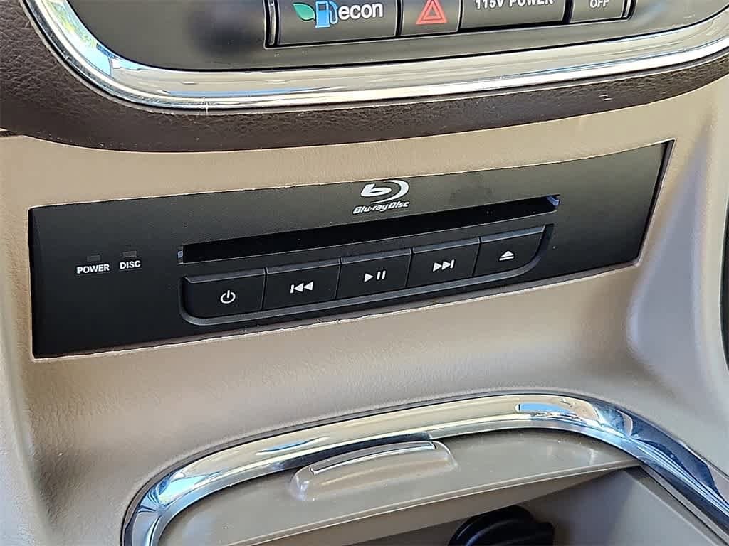 Thumbnail: 2015 Chrysler Town & Country - 31