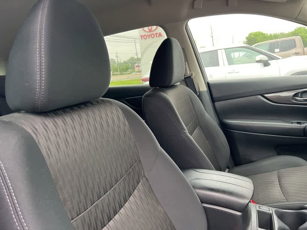 2019 Nissan Rogue SV 16
