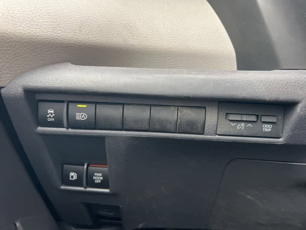 2021 Toyota Sienna XLE 22