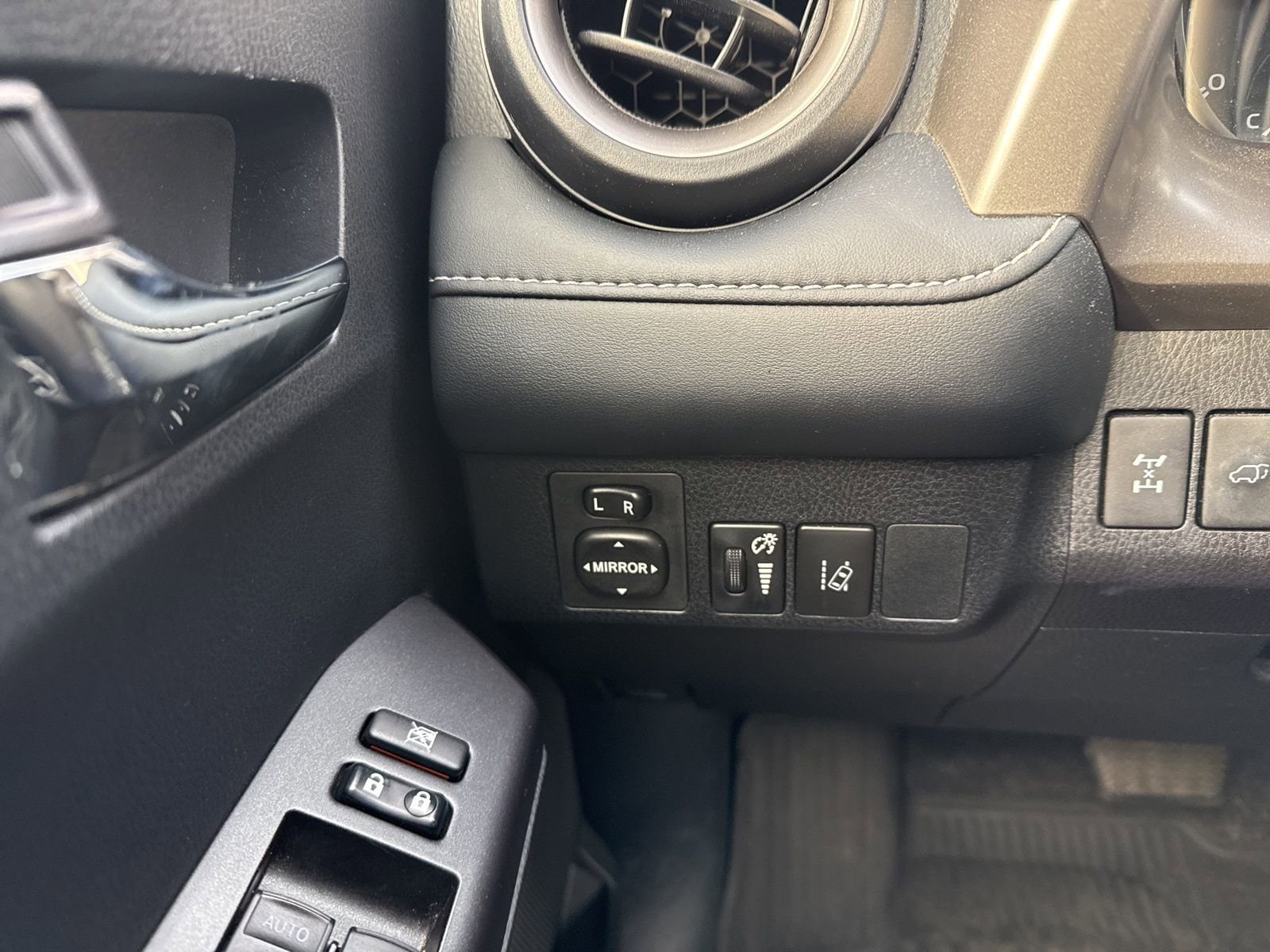 Thumbnail: 2018 Toyota RAV4 - 28