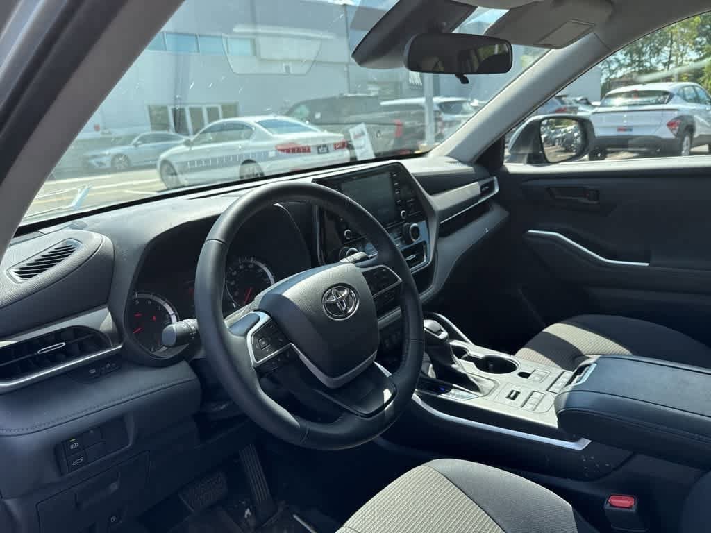 Thumbnail: 2022 Toyota Highlander - 14