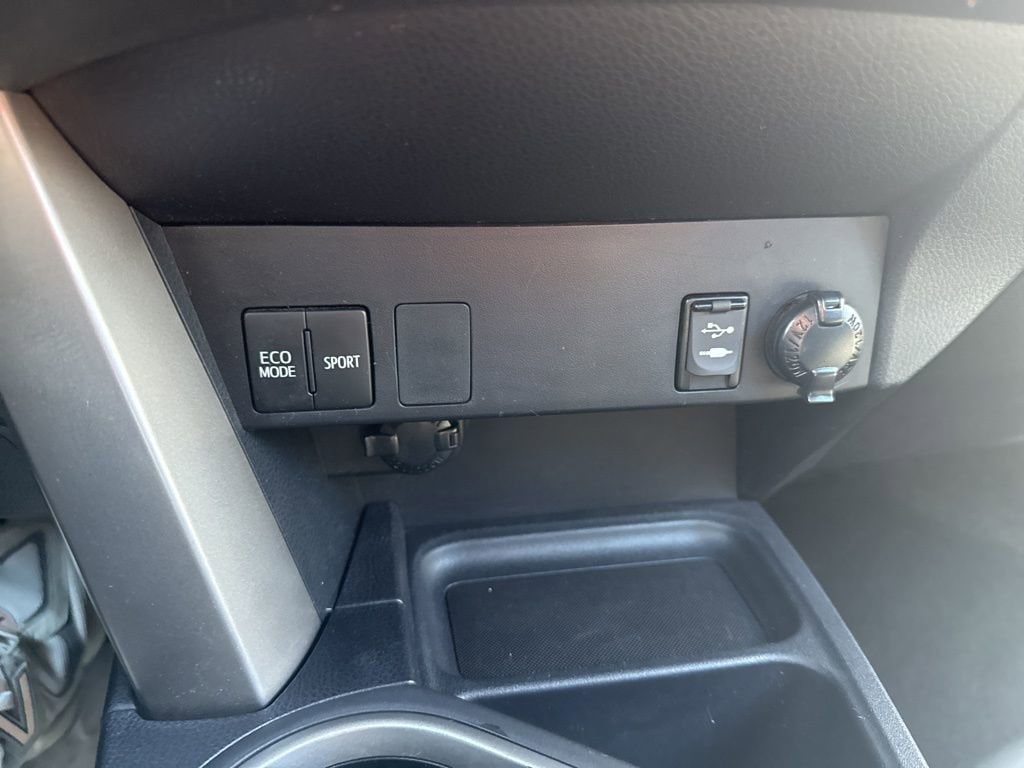 Thumbnail: 2016 Toyota RAV4 - 30