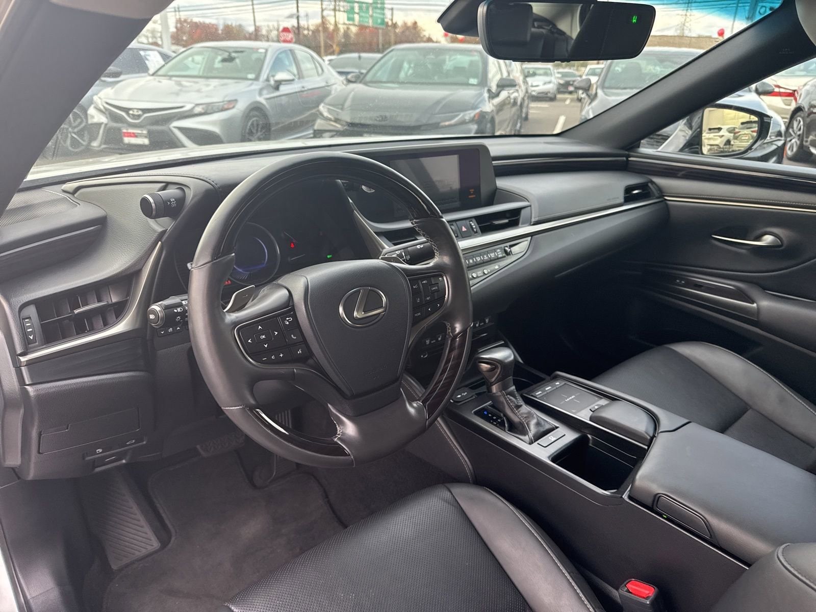 Thumbnail: 2020 Lexus ES - 17