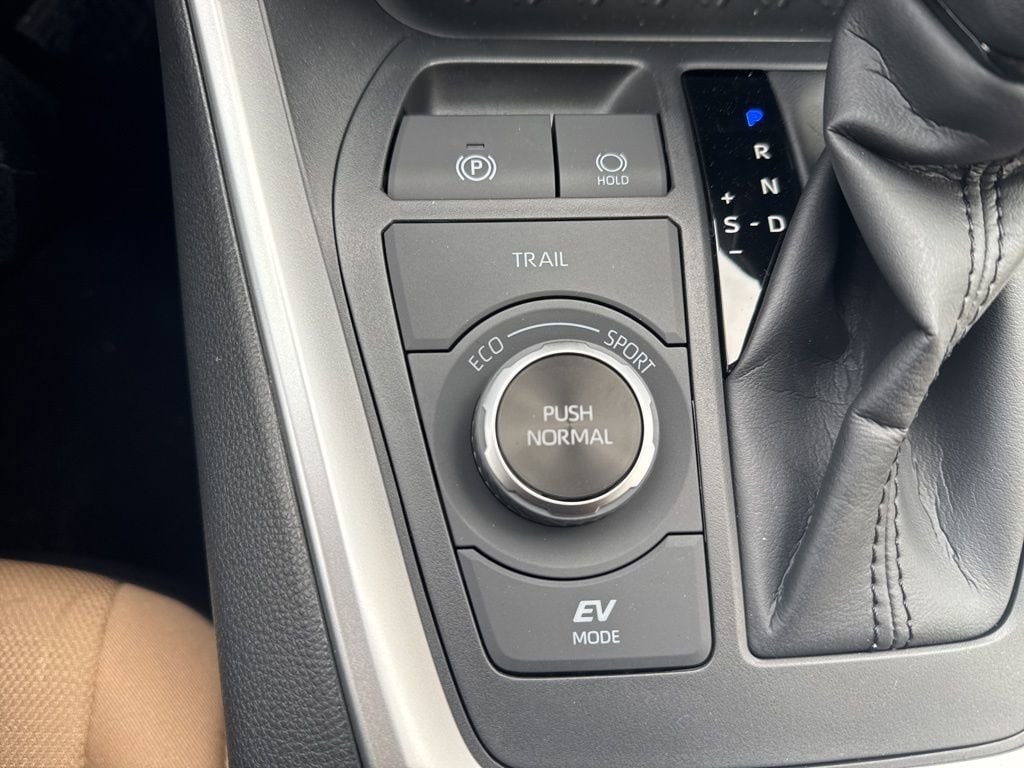 Thumbnail: 2025 Toyota RAV4 - 21