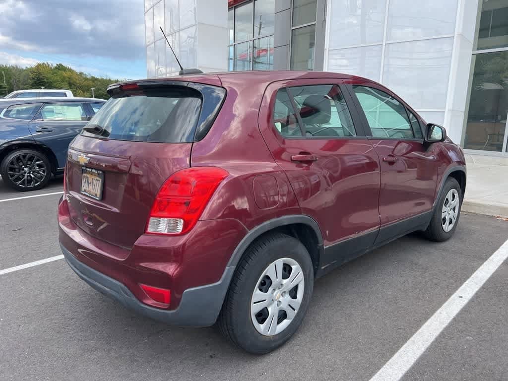 Thumbnail: 2017 Chevrolet Trax - 3