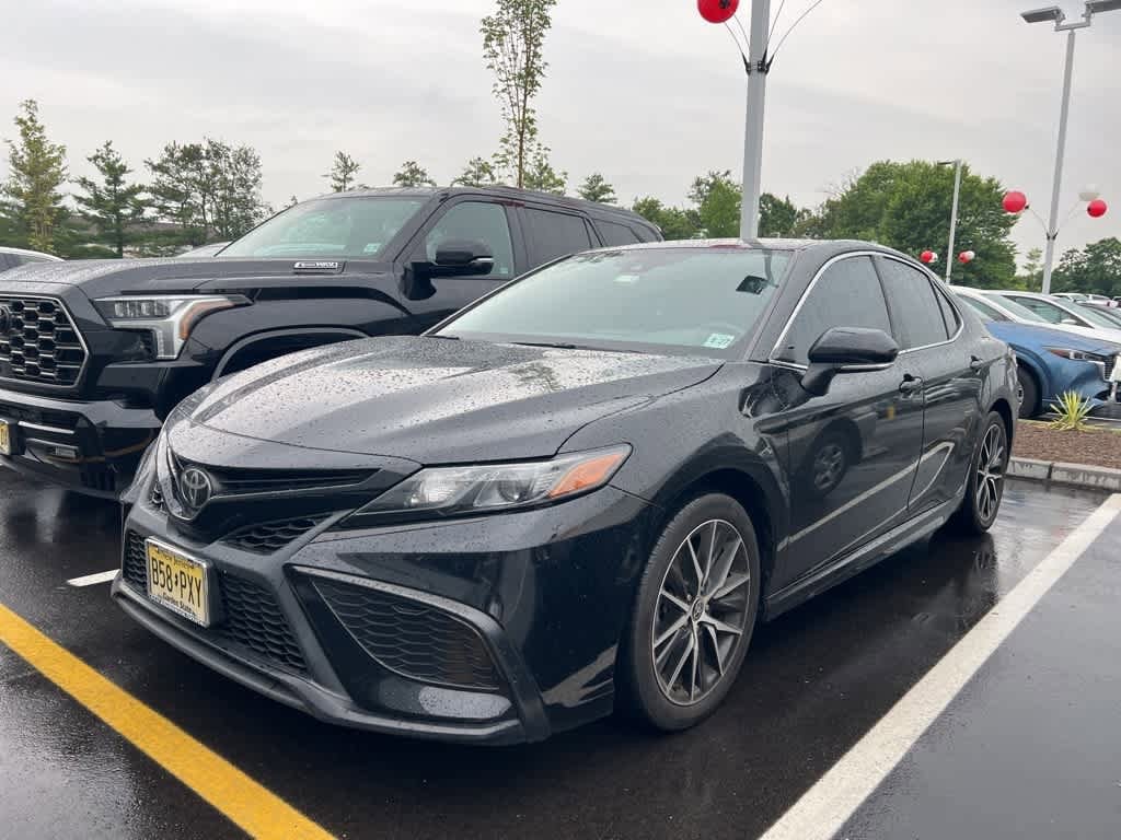 2022 Toyota Camry SE Hero Image