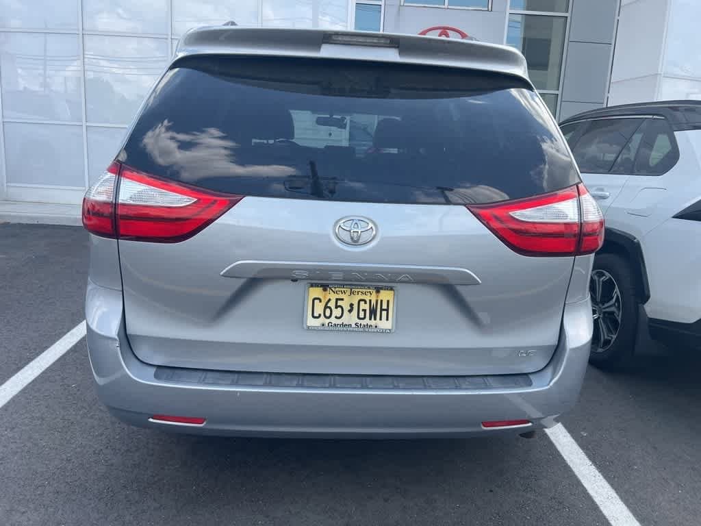 2016 Toyota Sienna LE 3