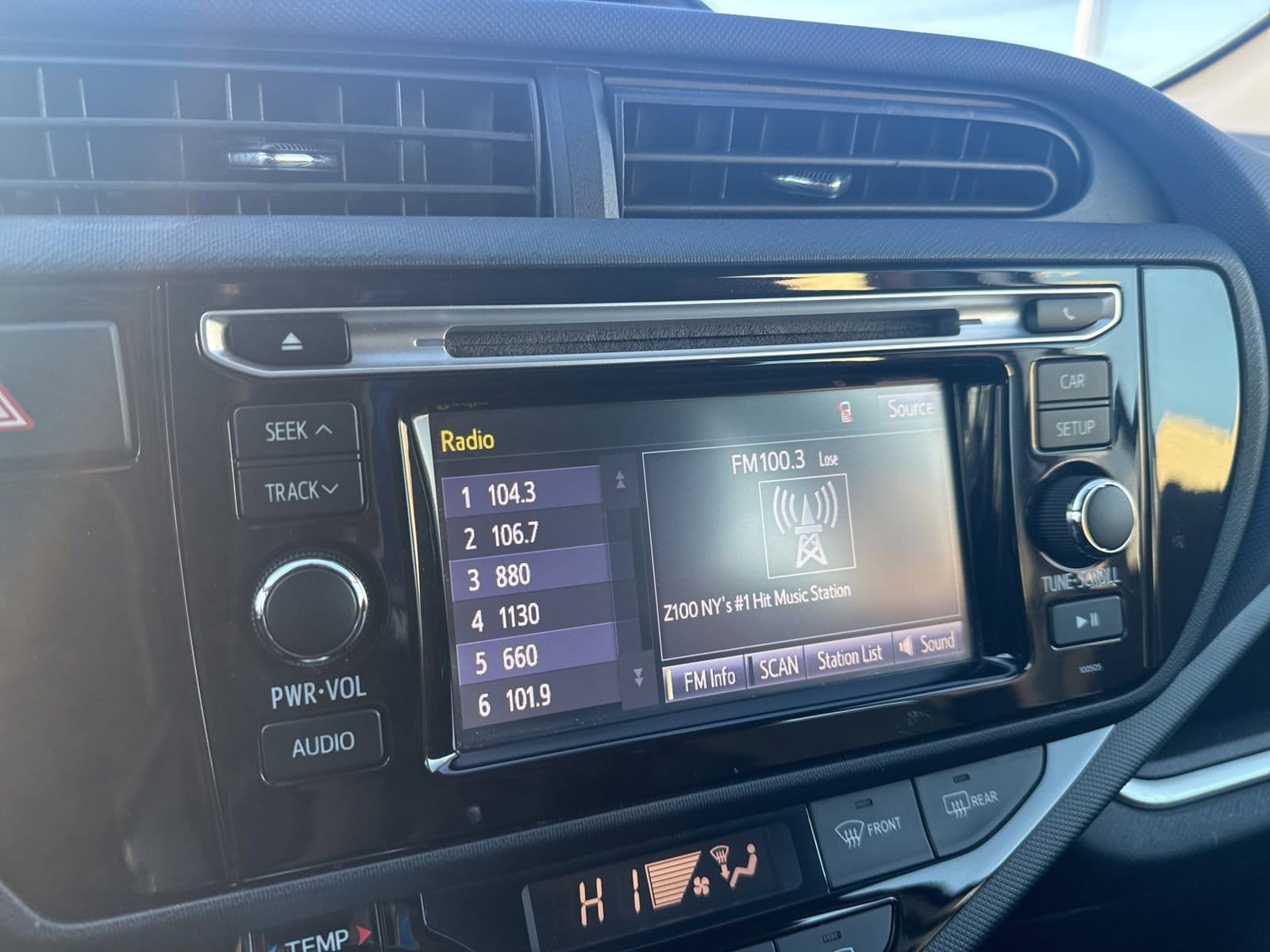 Thumbnail: 2015 Toyota Prius c - 27