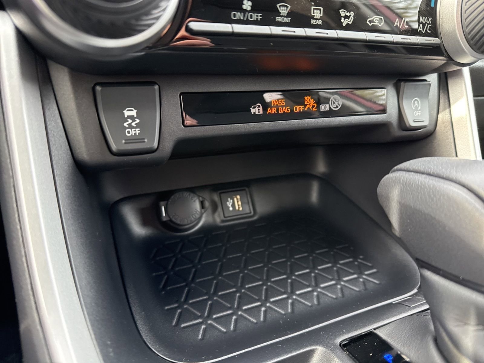 Thumbnail: 2025 Toyota RAV4 - 21