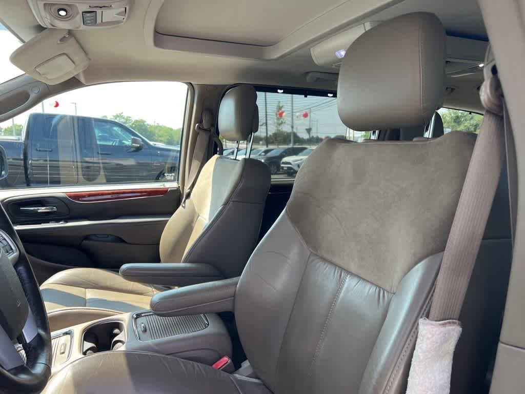 Thumbnail: 2015 Chrysler Town & Country - 14