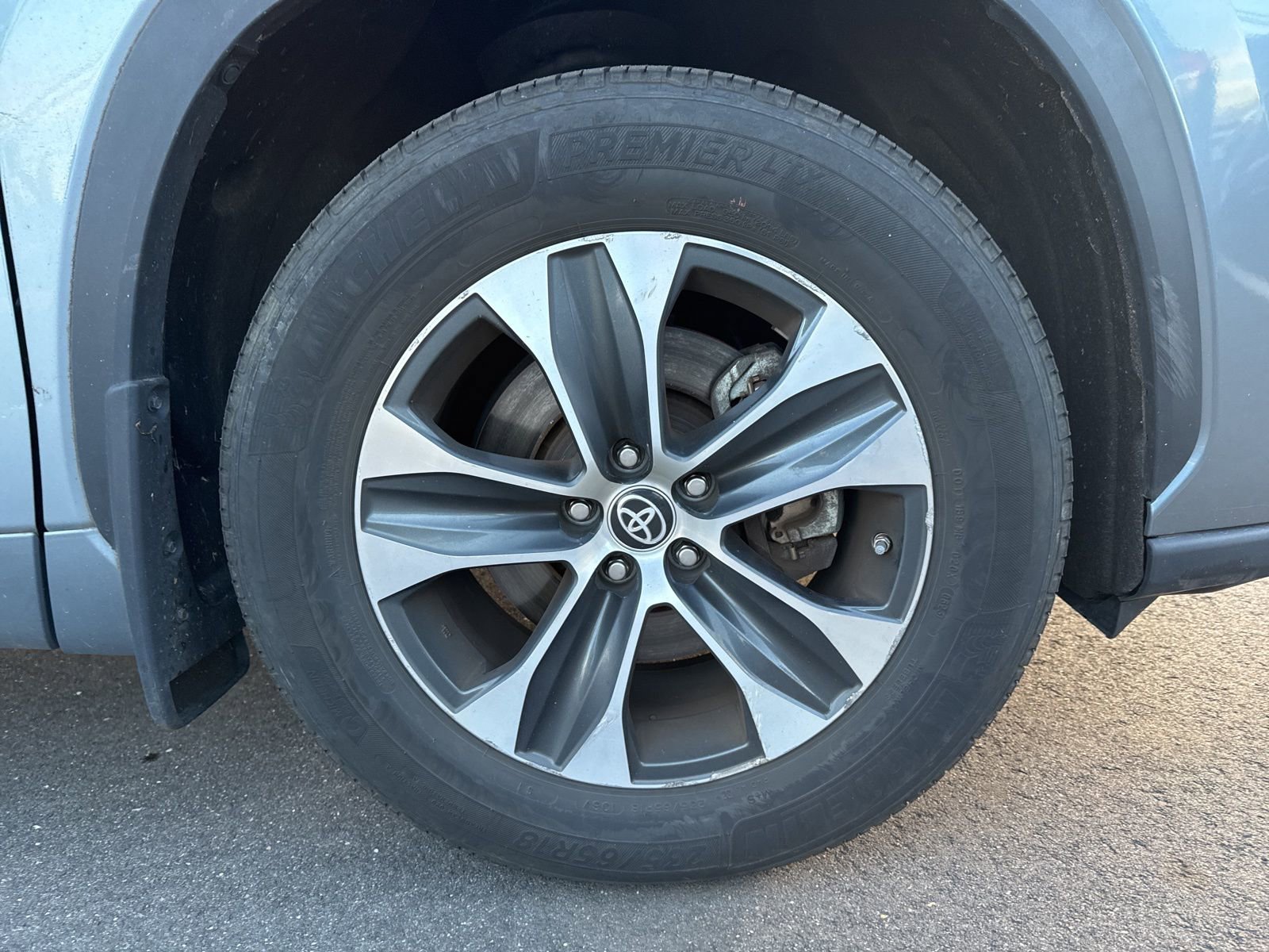 Thumbnail: 2023 Toyota Highlander - 17