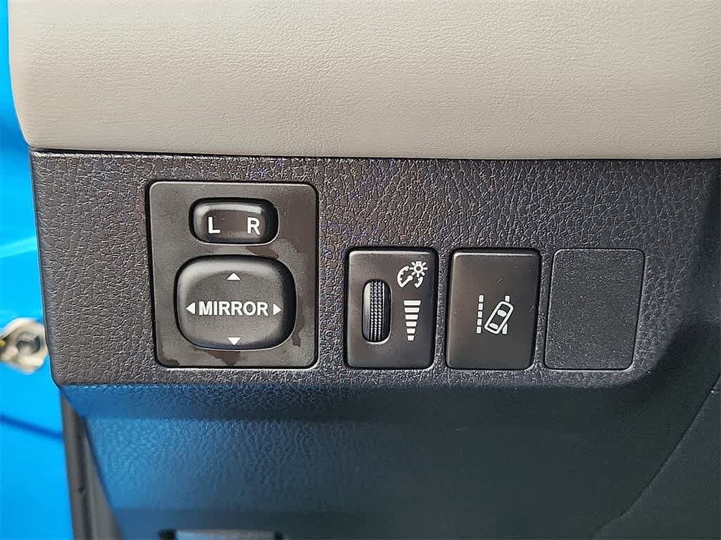 Thumbnail: 2017 Toyota RAV4 - 28