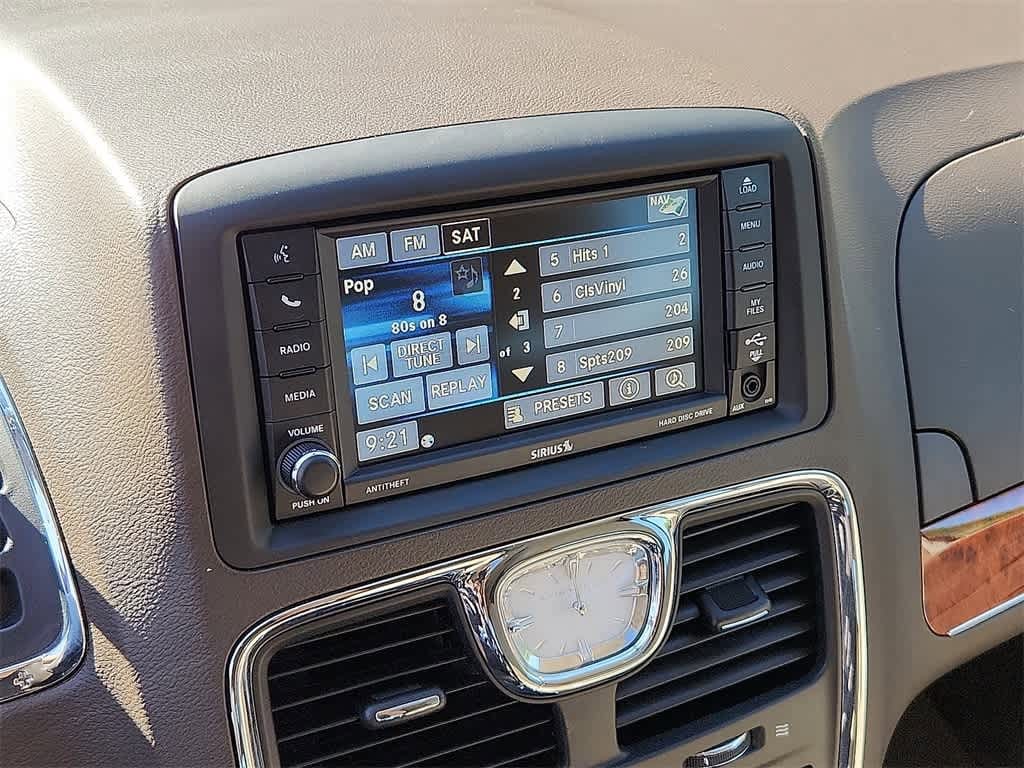 Thumbnail: 2015 Chrysler Town & Country - 22