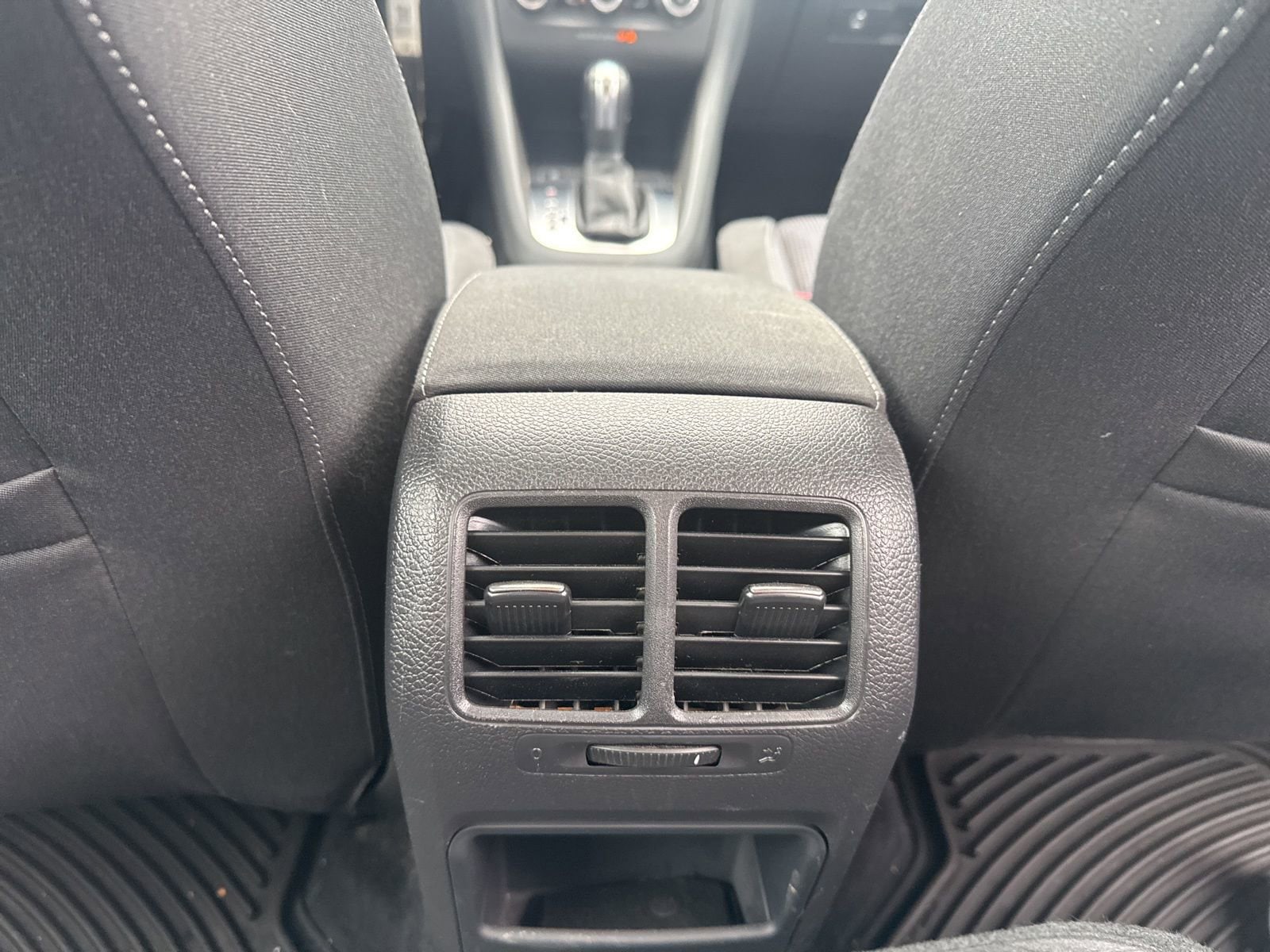 Thumbnail: 2012 Volkswagen Golf - 28