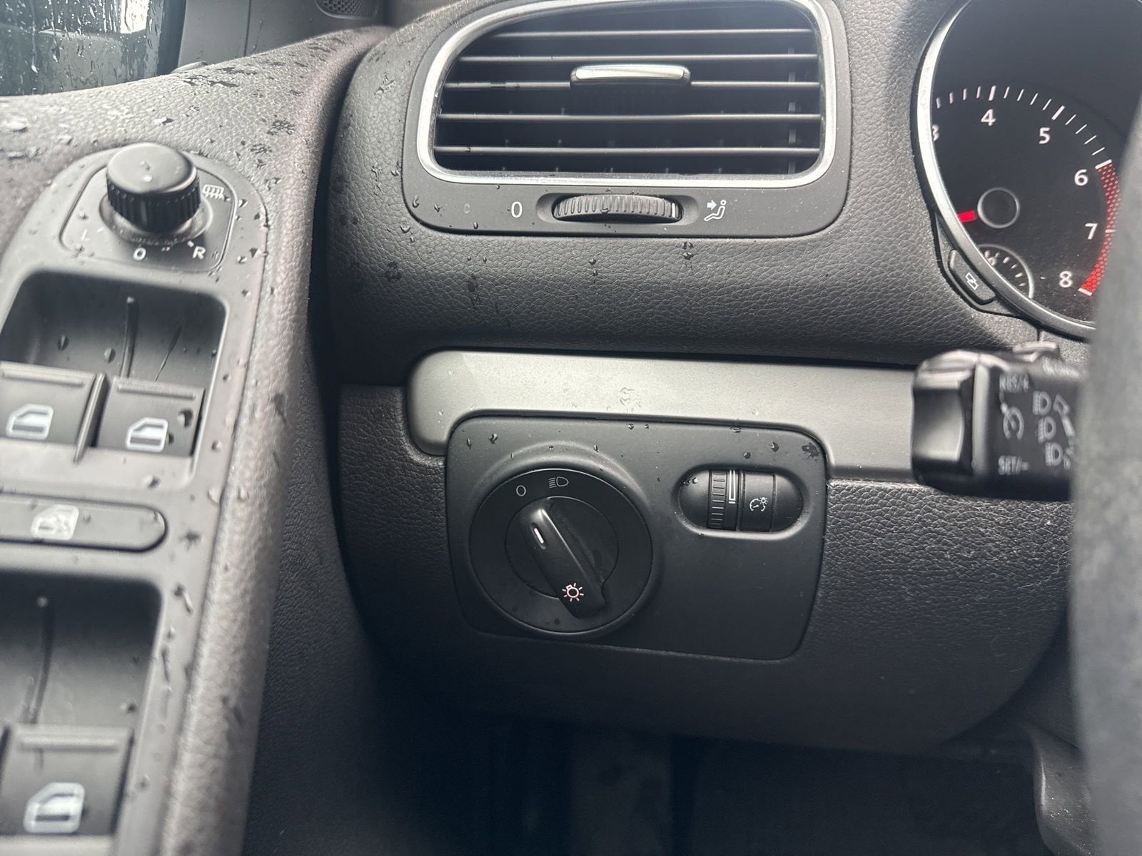 Thumbnail: 2012 Volkswagen Golf - 27