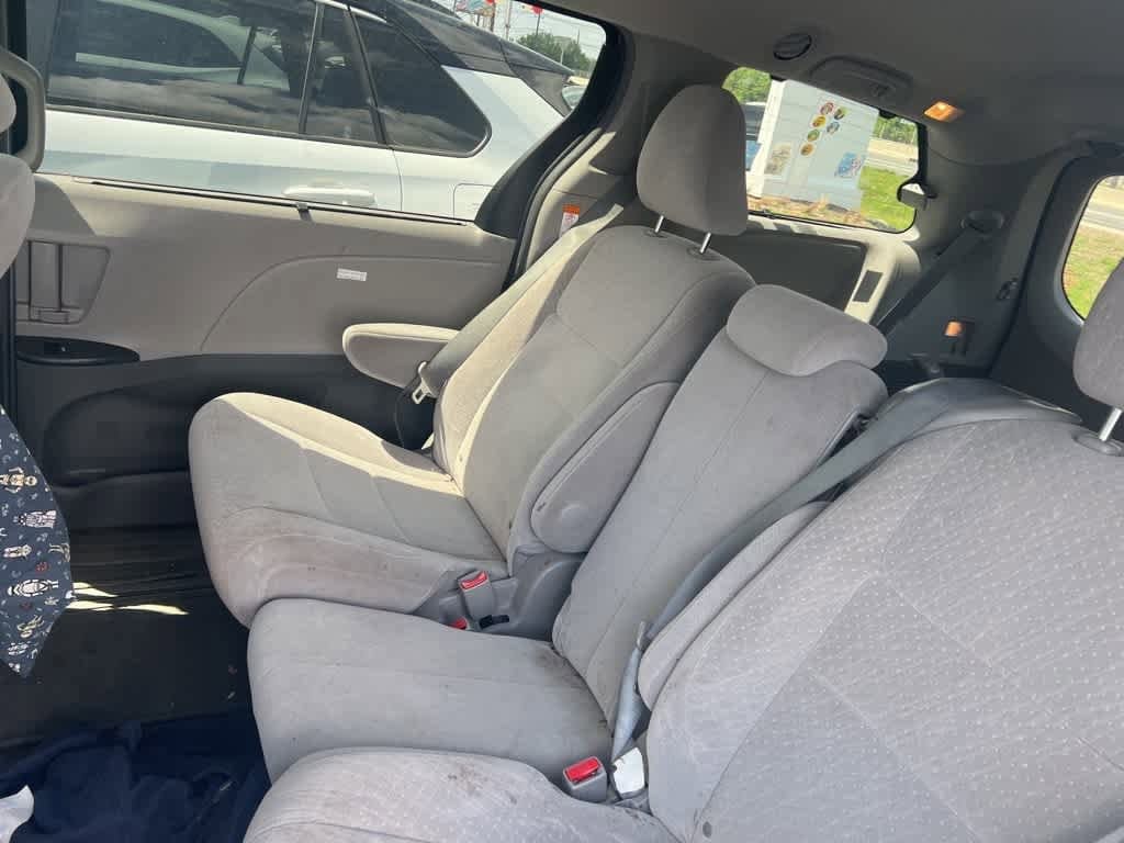2016 Toyota Sienna LE 14