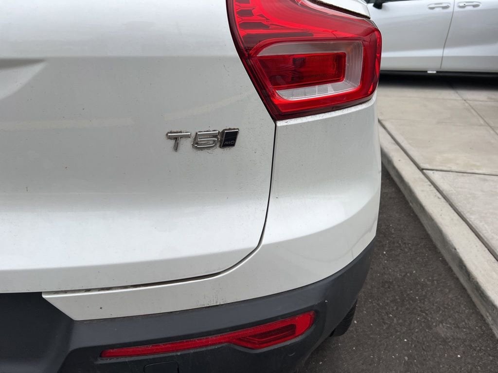 Thumbnail: 2021 Volvo XC40 - 21